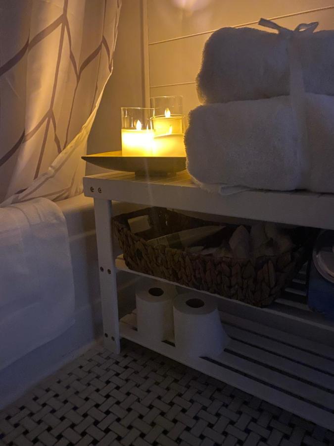 Cozy, Upstairs Apartment Pets Welcome With Fee Family Friendly Close To Everything Cleveland Eksteriør billede